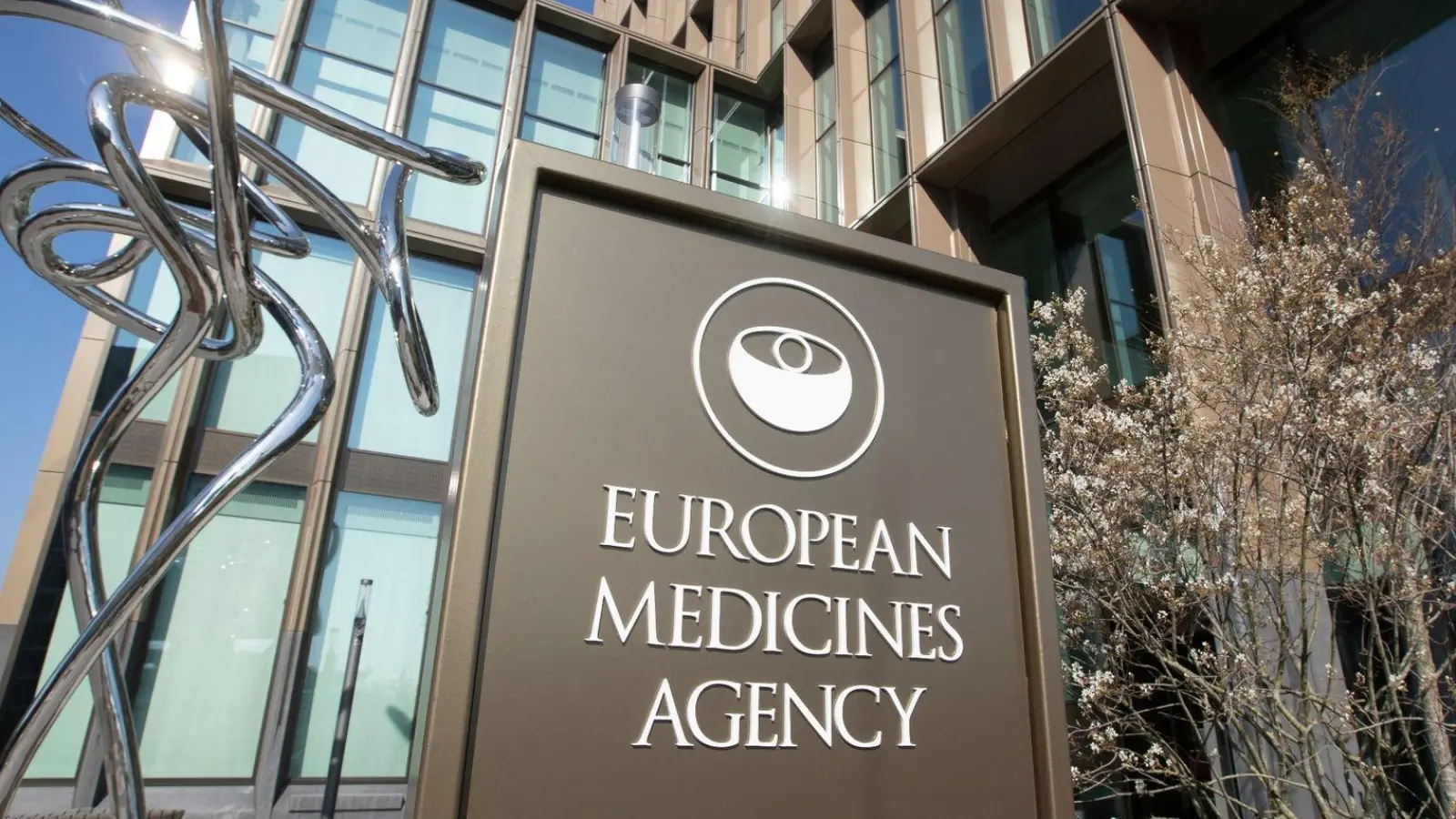 Die EU-Arzneimittelbehörde EMA in Amsterdam hat den Weg frei gemacht für die Zulassung eines Therapieansatzes auf Basis der Genscheren-Technologie. (Foto: Peter Dejong/AP/dpa)