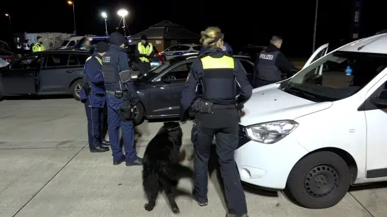 Polizeikontrolle an der A30 nahe der niederländischen Grenze. (Foto: -/tv7news.de/dpa)