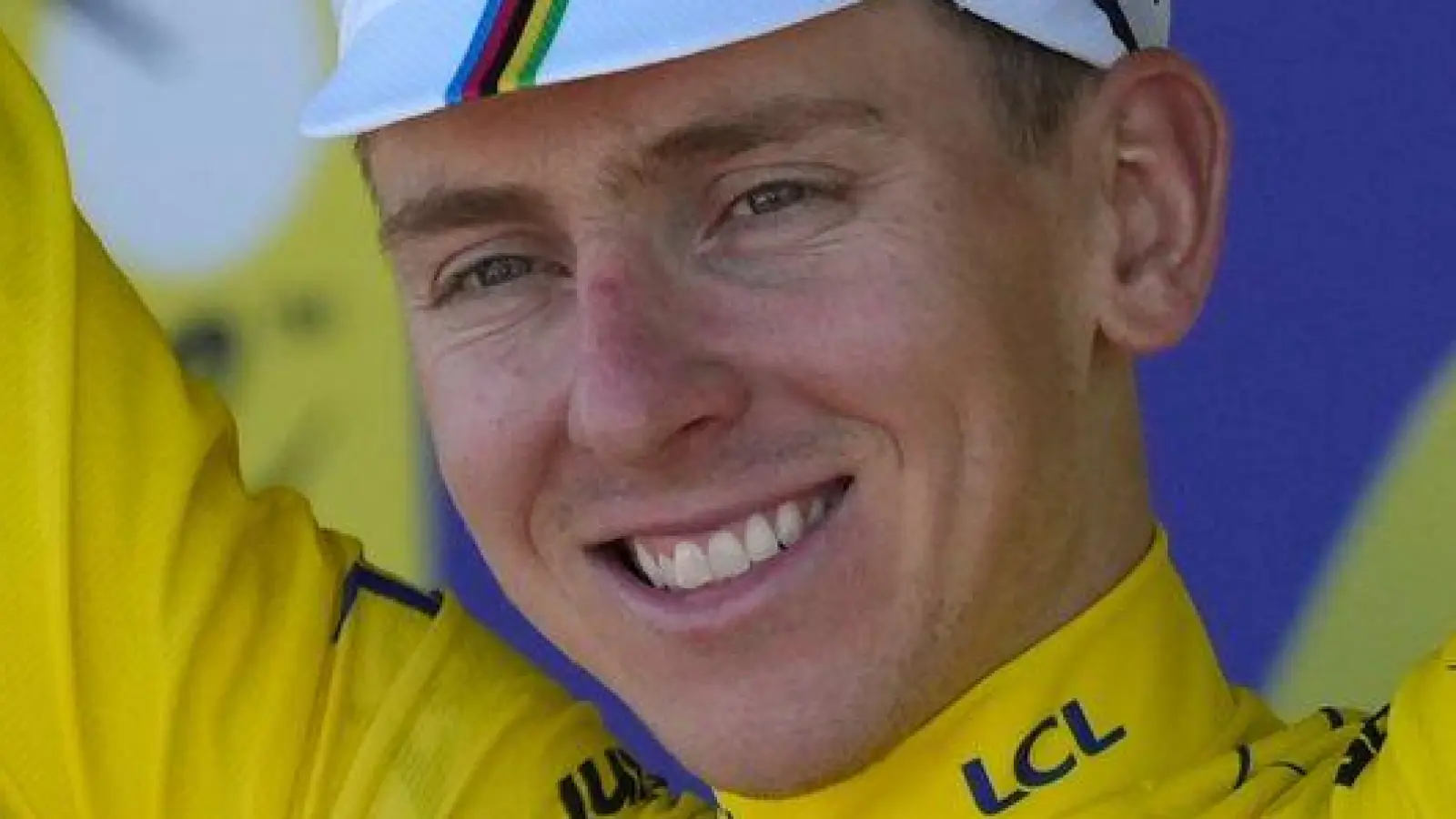 Superstar Tadej Pogacar trägt bei der 112. Tour de France wieder das Gelbe Trikot. (Foto: Mosa'ab Elshamy/AP/dpa)