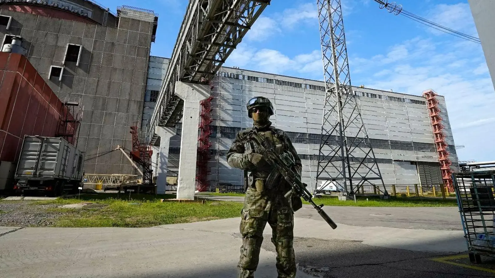 Ein russischer Soldat bewacht im Mai 2022 einen Bereich des Kernkraftwerks Saporischschja: Derzeit kommt der Strom hier über eine Ersatzleitung. (Foto: -/AP/dpa)