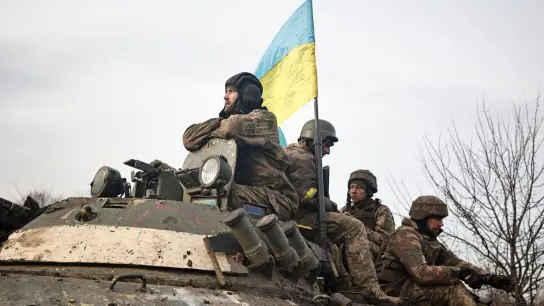 Ukrainische Soldaten beziehen Stellung an der Frontlinie. (Foto: Roman Chop/AP/dpa)