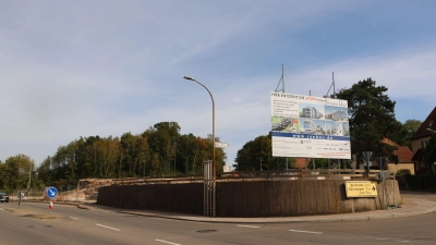 Noch weist eine riesige Tafel auf das geplante Wohnungsbauprojekt in Dinkelsbühl an der Einmündung der Bechhofener Straße in die B25 hin. Aus der geplanten Form wird nichts. Das bestätigte der Investor jetzt. (Foto: Martina Haas)