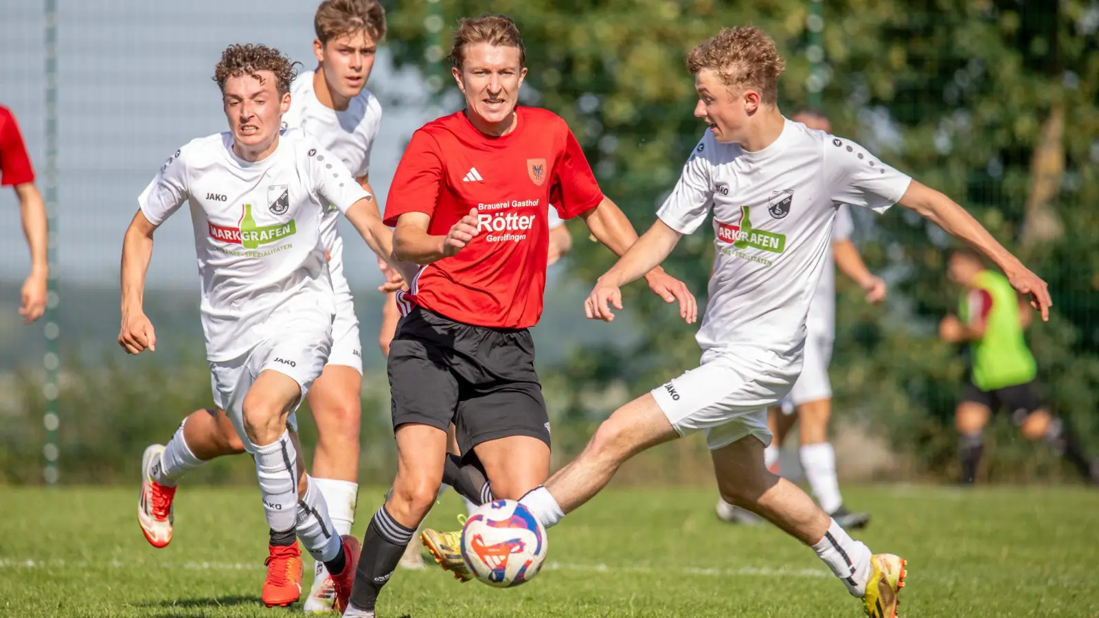 Vitus Reichert (in Rot, hier im Spiel gegen Burgoberbach) erzielte alle drei Tore für Aufkirchen in Neuses. (Foto: Markus Zahn)