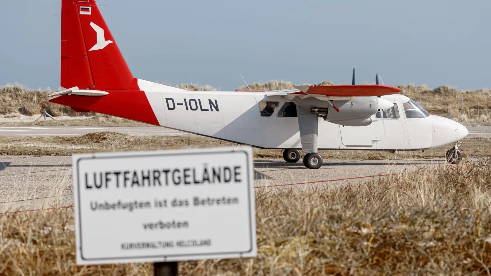 Eine Britten Norman Islander mit neun Sitzplätzen des Ostfriesischen Flug-Diensts (OFD) startet ab 01. April zwei Mal täglich von Uetersen aus nach Helgoland. (Foto: Markus Scholz/dpa)
