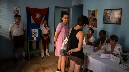 Die Bürger im sozialistischen Karibikstaat Kuba stimmen über ein neues Familiengesetz ab, das gleichgeschlechtlichen Paaren unter anderem Ehe und Adoption erlauben würde. (Foto: Ramon Espinosa/AP/dpa)