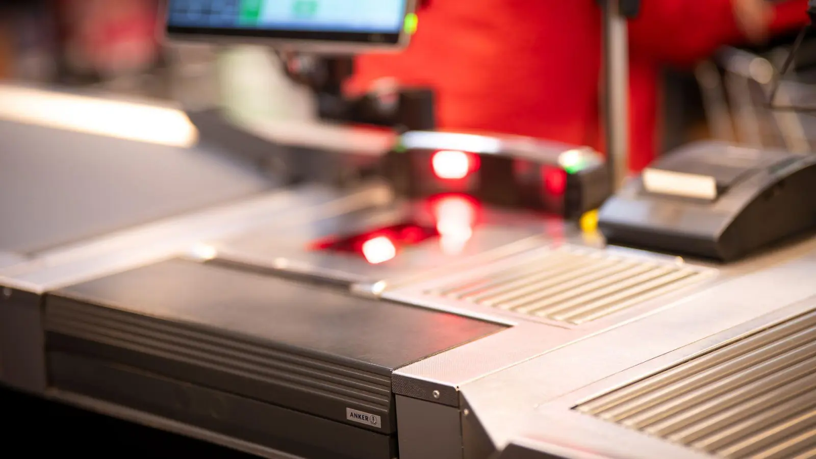 Glaubt man der AfD-nahen Publikation Deutschland-Kurier, dann wird eine Einkaufsmarktkasse wie diese im Landkreis dafür genutzt, um systematischen Sozialbetrug zu begehen. Die bisherigen Ermittlungen haben allerdings bisher keinerlei Anhaltspunkte dafür ergeben, dass diese Anschuldigungen berechtigt sind.  (Foto: Mirko Fryska)