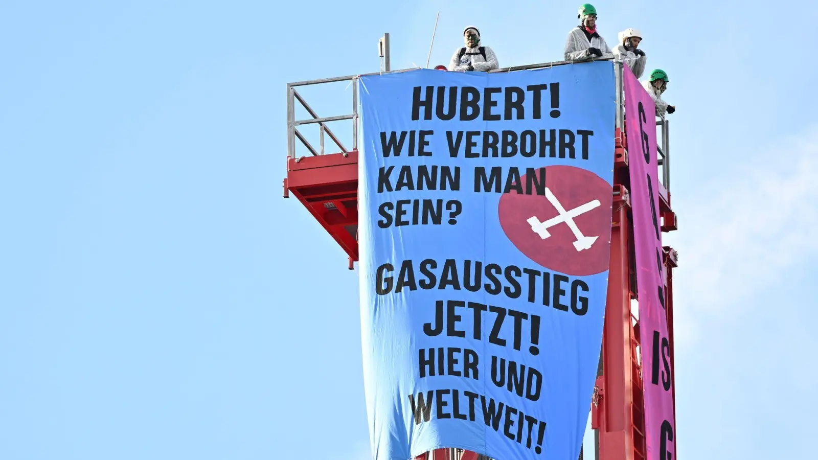Die Aktivisten hatten auf dem Bohrturm ein Protestbanner befestigt. (Archivbild) (Foto: Uwe Lein/dpa)
