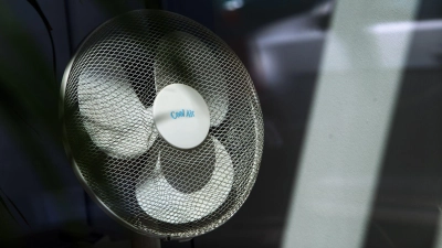 Ventilatoren schaffen kurzfristig Abhilfe. Doch sie haben auch Nachteile. (Foto: Karl-Josef Hildenbrand/dpa/dpa-tmn)