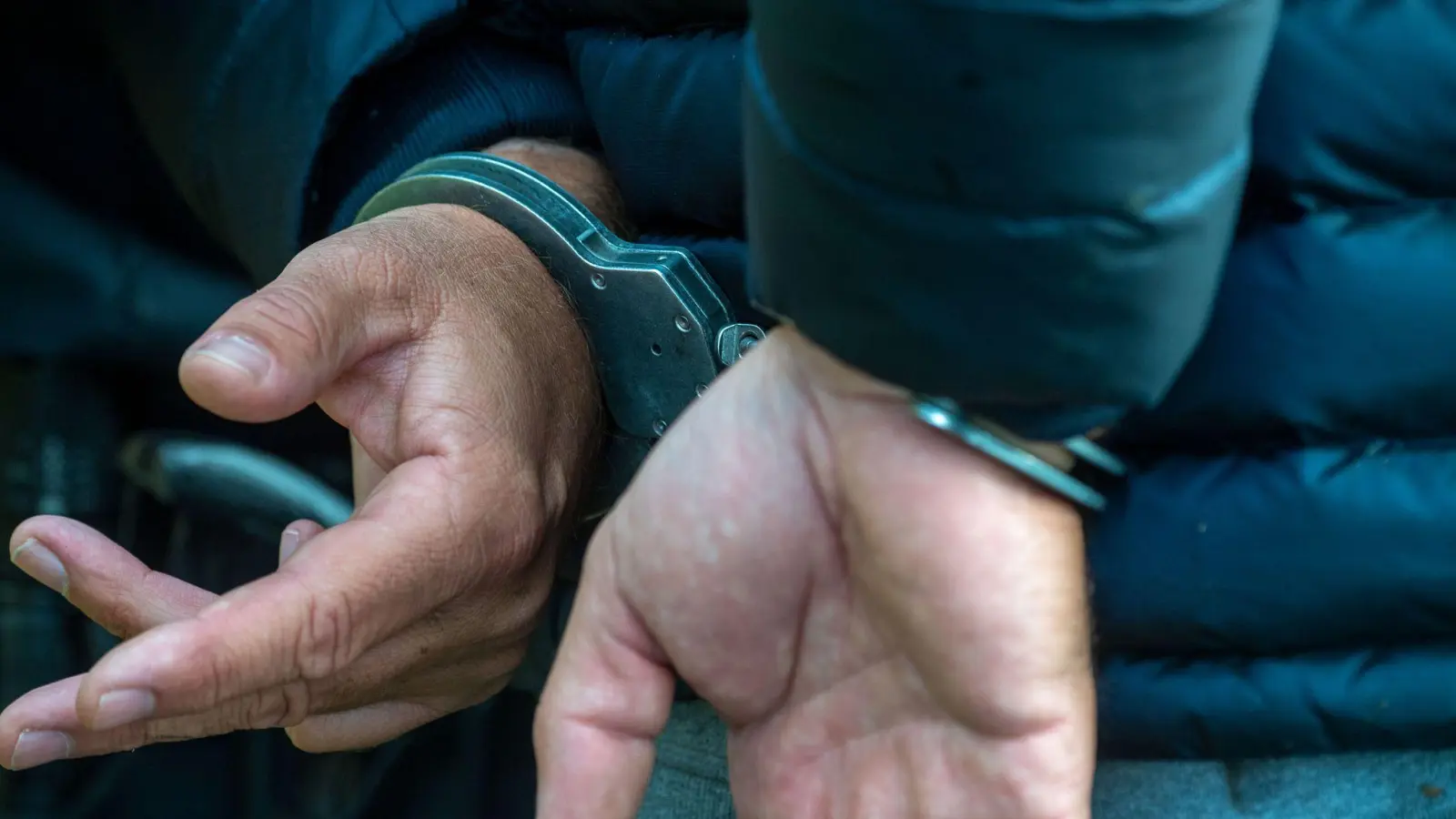 Drei mutmaßliche Diebe hat die Polizei in einem Waldstück bei Petersaurach festgenommen. (Symbolbild: Stefan Sauer/dpa/Illustration)