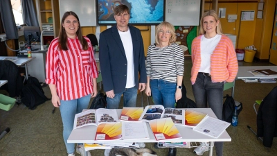 Katrin Roth, Ulrich Schöttle (Schulleiter), Anja Held (stellvertretende Schulleiterin), Kerstin Bock sowie – brav unter'm Tisch – Husky-Mädchen „My”. Gemeinsam präsentierten sie einige Ausgaben der Diespecker Schülerzeitung, die tatsächlich noch gedruckt werden.  (Foto: Mirko Fryska)