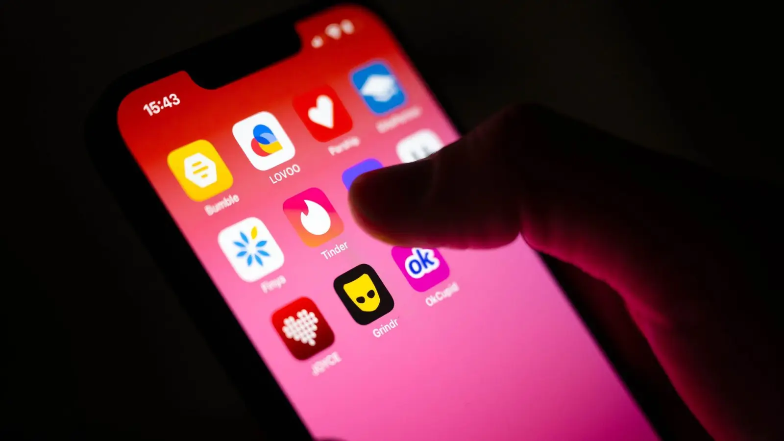 Vorsicht ist geboten: Auf den Dating-Portalen und -Apps können auch Betrüger unterwegs sein, sogenannte Love- oder Romance-Scammer. (Foto: Sina Schuldt/dpa/dpa-tmn)