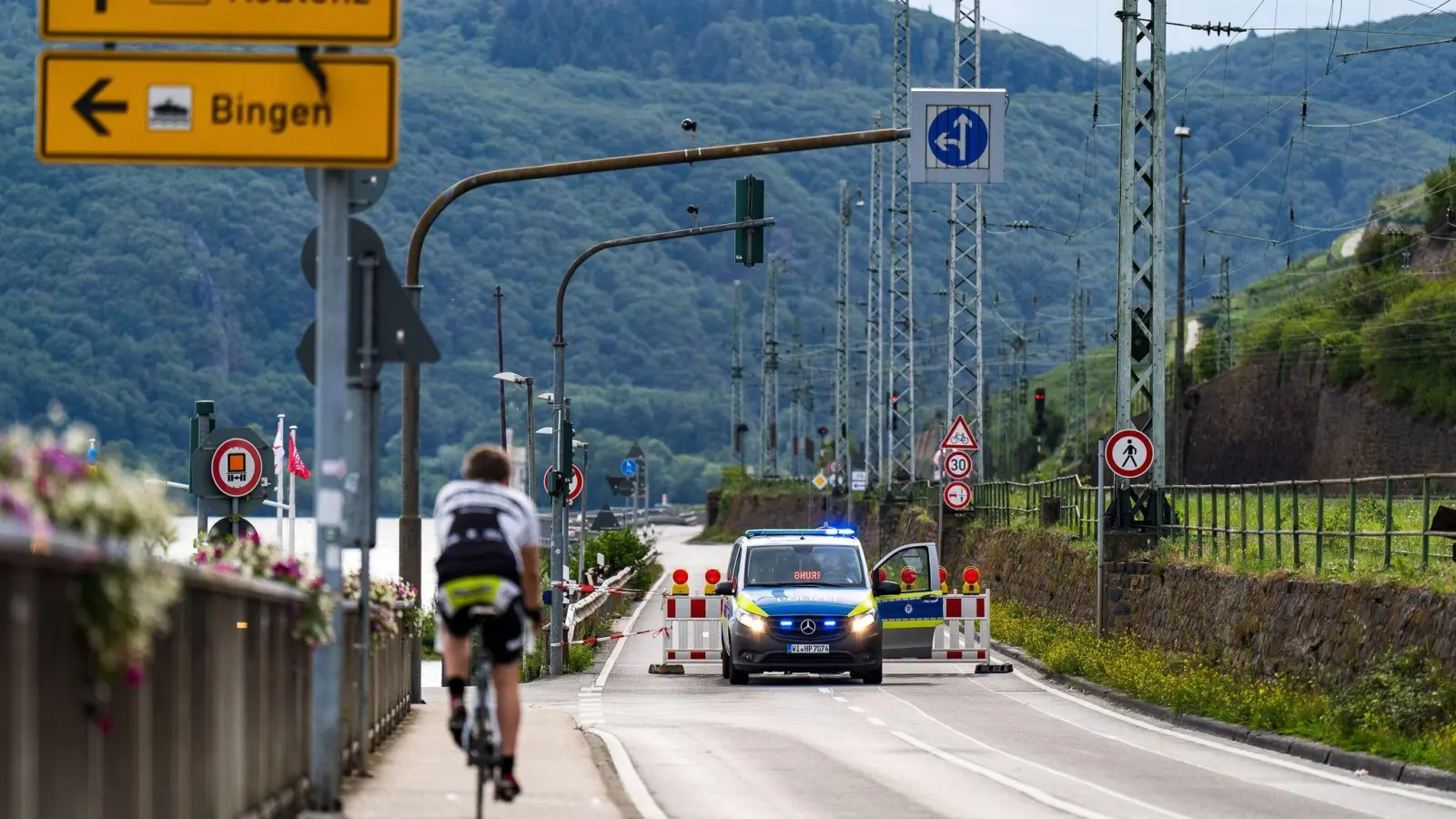 Nahe der Touristenhochburg Rüdesheim wurden vier Welkriegsbomben gefunden. Verkehrswege wurden deshalb gesperrt. (Foto: -/5VISION.NEWS /dpa)