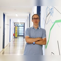 „Kritisches Denken ist wichtig”, rät Professor Dr. Sigurd Schacht im Umgang mit Chatbots wie ChatGPT. (Foto: Johannes Hirschlach)