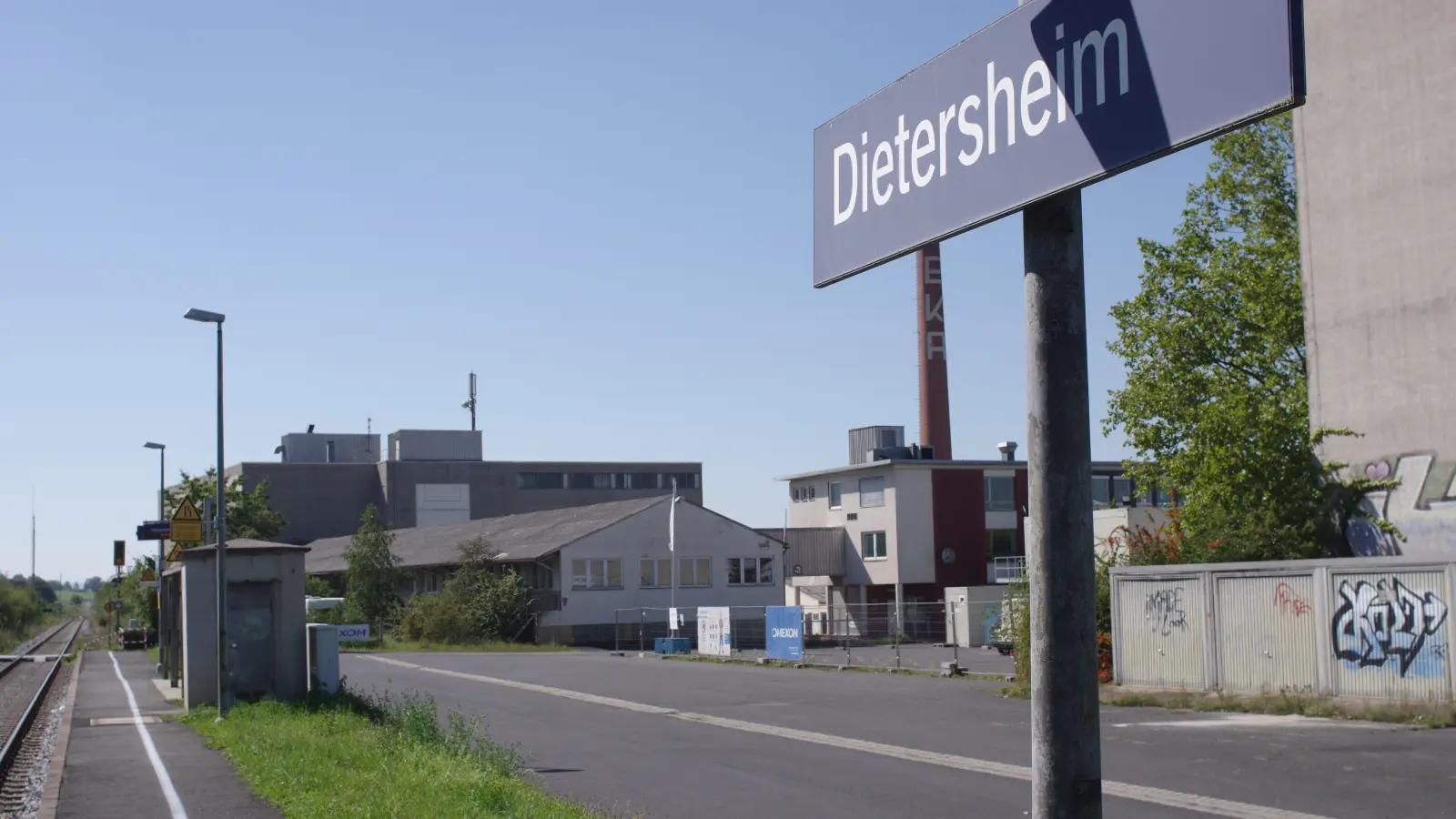 Auf dem ehemaligen EKA-Gelände, etwa in der Höhe des Dietersheimer Bahnhalts, soll nach dem Willen des Landkreises ein Containerdorf für Geflüchtete entstehen. (Foto: Tizian Gerbing)
