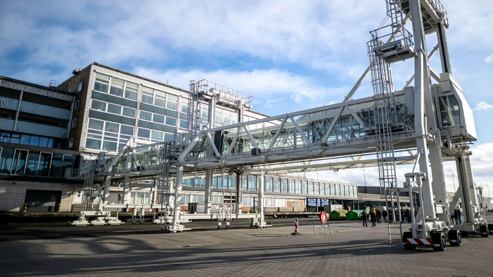 Die Bundespolizei nahm einen gesuchten Arbeiter im Kreuzfahrtterminal fest. (Archivbild) (Foto: Sina Schuldt/dpa)