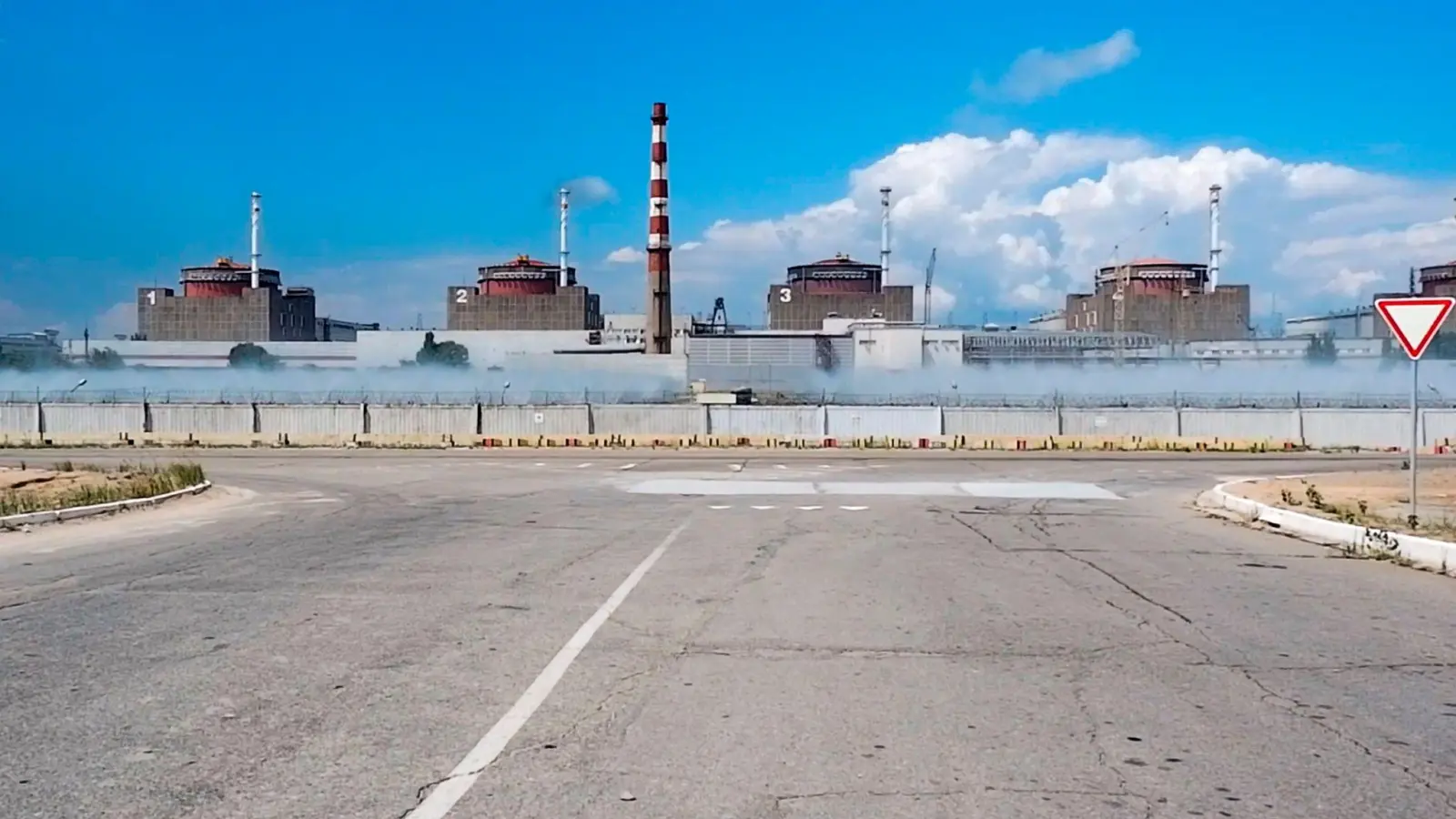 Das Kernkraftwerks Saporischschja liegt in einem Gebiet unter russischer Militärkontrolle im Südosten der Ukraine. (Foto: Russian Defense Ministry/AP/dpa)