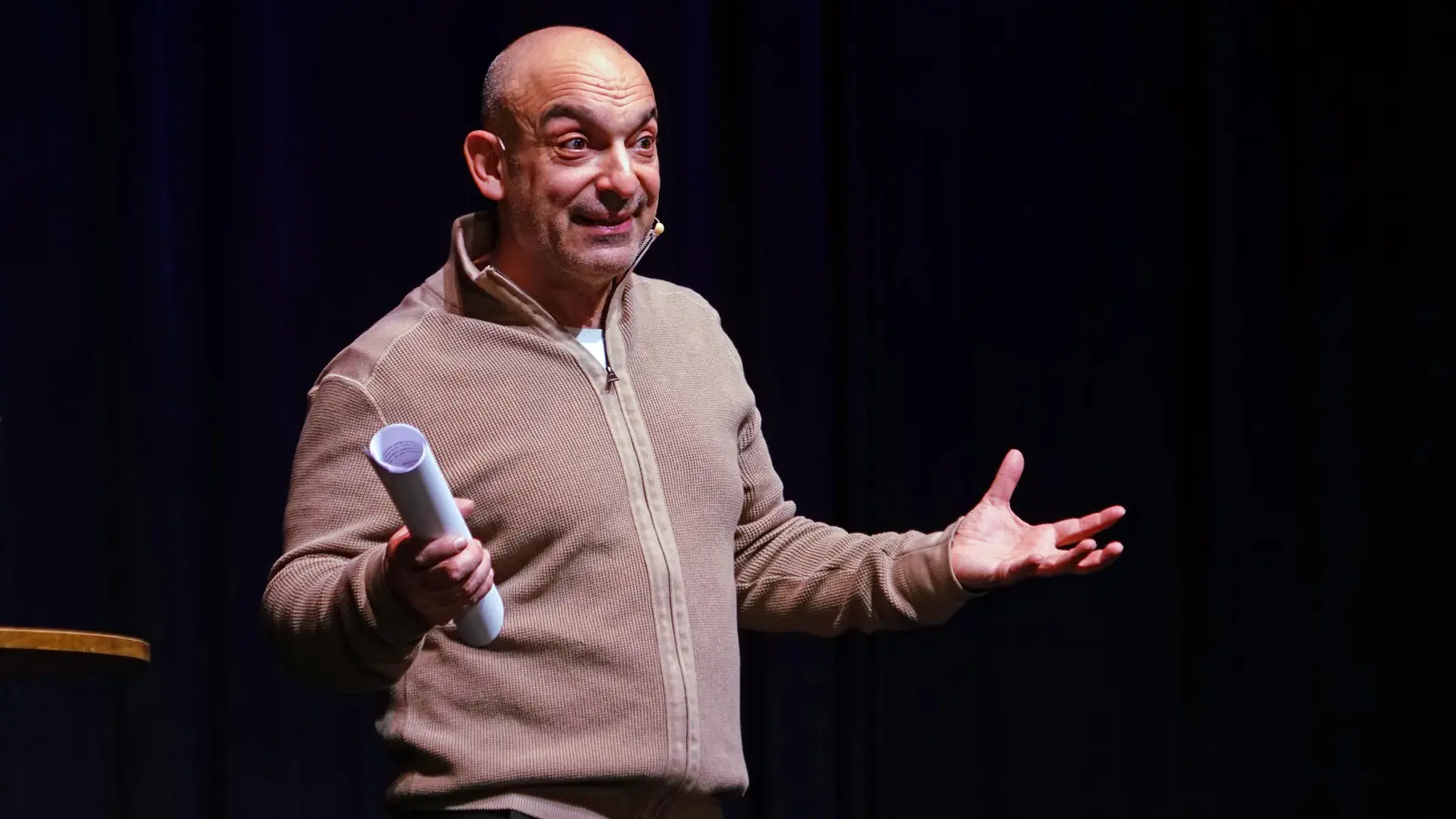 Gnadenlos genauer Beobachter: der Kabarettist Django Asül bei seiner Jahresrückschau in den Ansbacher Kammerspielen. (Foto: Elke Walter)