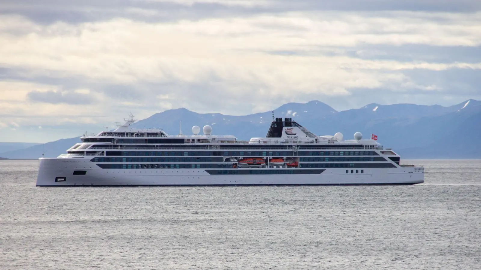 Das Kreuzfahrtschiff „Viking Polaris“ liegt vor Ushuaia. Beim Aufprall einer gewaltigen Welle auf das Kreuzfahrtschiff auf Antarktis-Tour sind ein Fahrgast getötet und vier weitere verletzt worden. (Foto: Cristian Urrutia/telam/dpa)