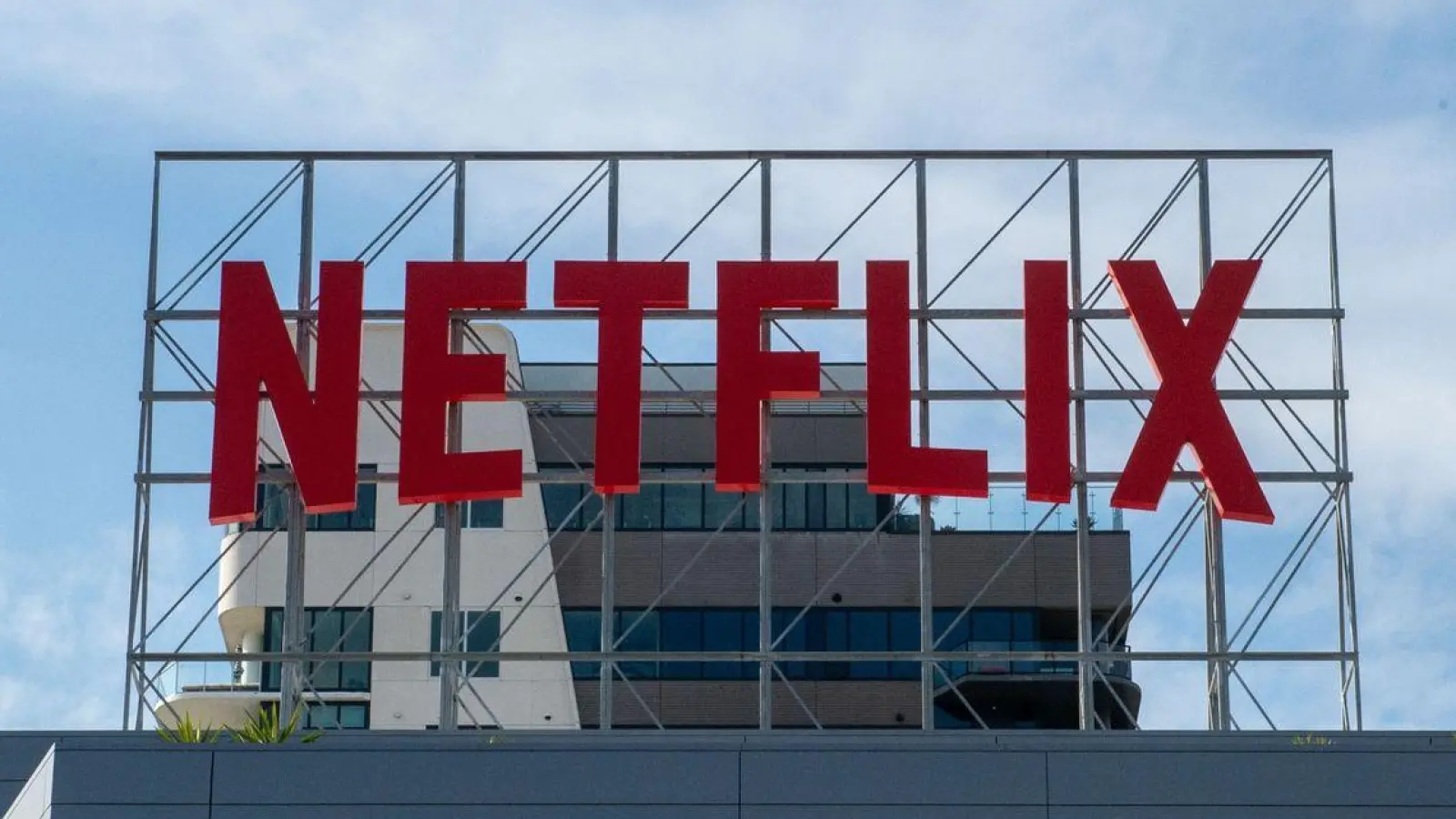 Netflix hat nun weltweit 269,6 Millionen zahlende Kunden. (Foto: Andrej Sokolow/dpa)