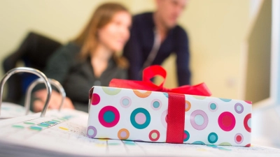 Geschenke vom Arbeitgeber dürfen grundsätzlich angenommen werden - solange das Wertlimit bei 50 Euro pro Monat liegt. (Foto: Klaus-Dietmar Gabbert/dpa-tmn)