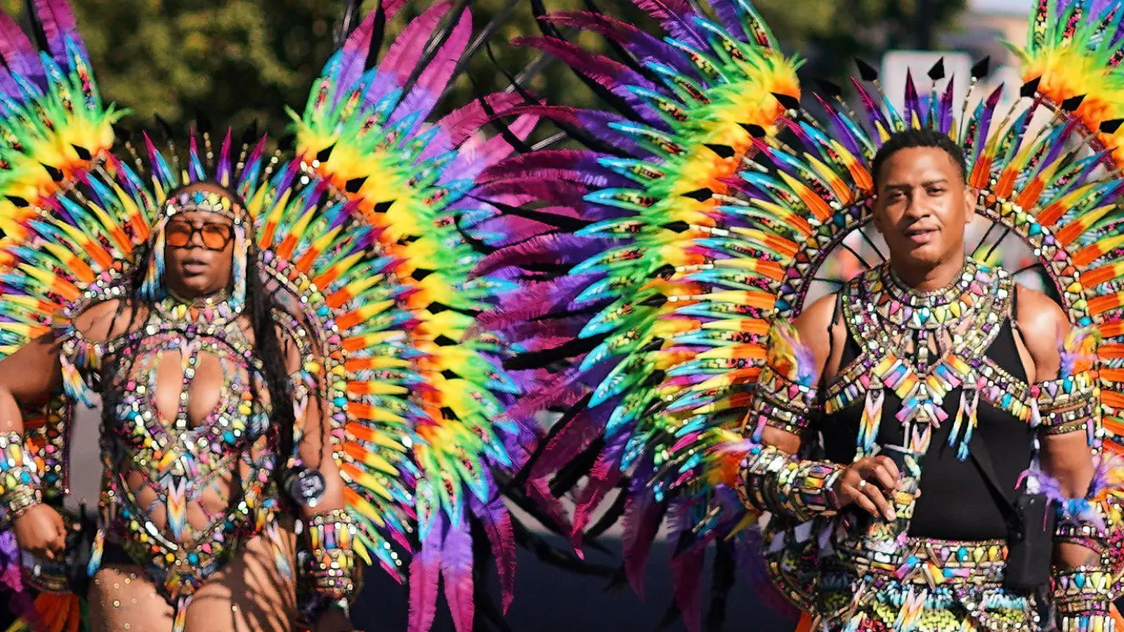 Beim Notting Hill Carnival gibt es bunte Kostüme, viel nackte Haut und karibische Rhythmen. (Foto: Alberto Pezzali/AP/dpa)