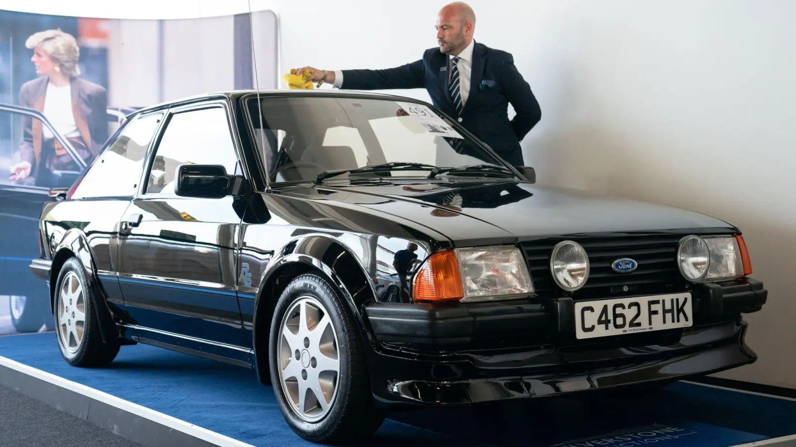 Bltzeblank: Arwel Richards, Oldtimer-Spezialist des Auktionshauses Silverstone Auctions, poliert den 1985er Ford Escort RS Turbo, der zuvor der Prinzessin von Wales, Lady Diana gehörte. (Foto: Joe Giddens/PA Wire/dpa)