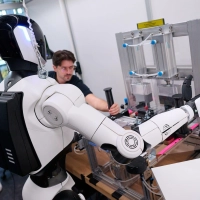 Ein Roboter im RoboGym.  (Foto: Sven Hoppe/dpa)