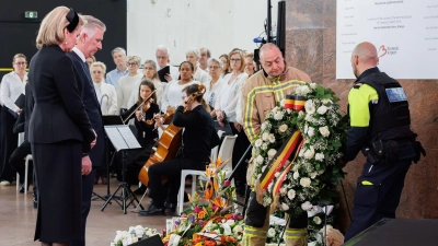 Gedenken am Brüsseler Flughafen: Zu den Teilnehmern der Zeremonie gehörten auch Königin Mathilde und König Philippe. (Foto: Benoit Doppagne/Belga/dpa)