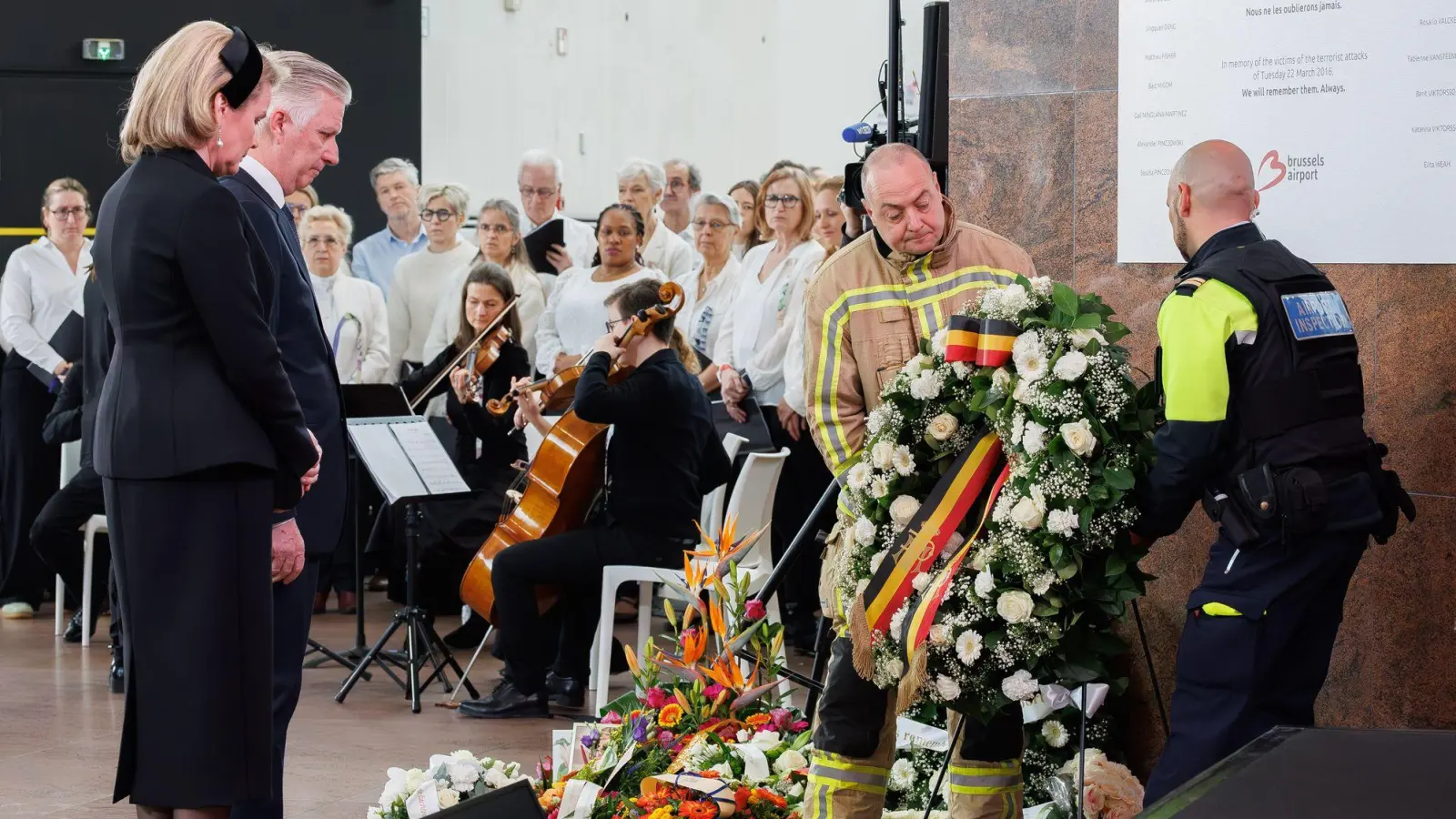 Gedenken am Brüsseler Flughafen: Zu den Teilnehmern der Zeremonie gehörten auch Königin Mathilde und König Philippe. (Foto: Benoit Doppagne/Belga/dpa)