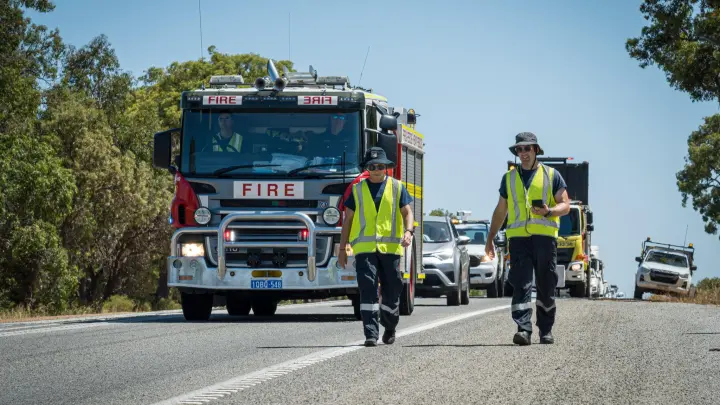 Mitarbeiter des australischen Katastrophenschutzes suchen nach der gefährlichen radioaktiven Kapsel, die während eines Transports durch das Outback verschwunden ist. (Foto: Evan Collis/DEPARTMENT OF FIRE AND EMERGENCY SERVICES/dpa)