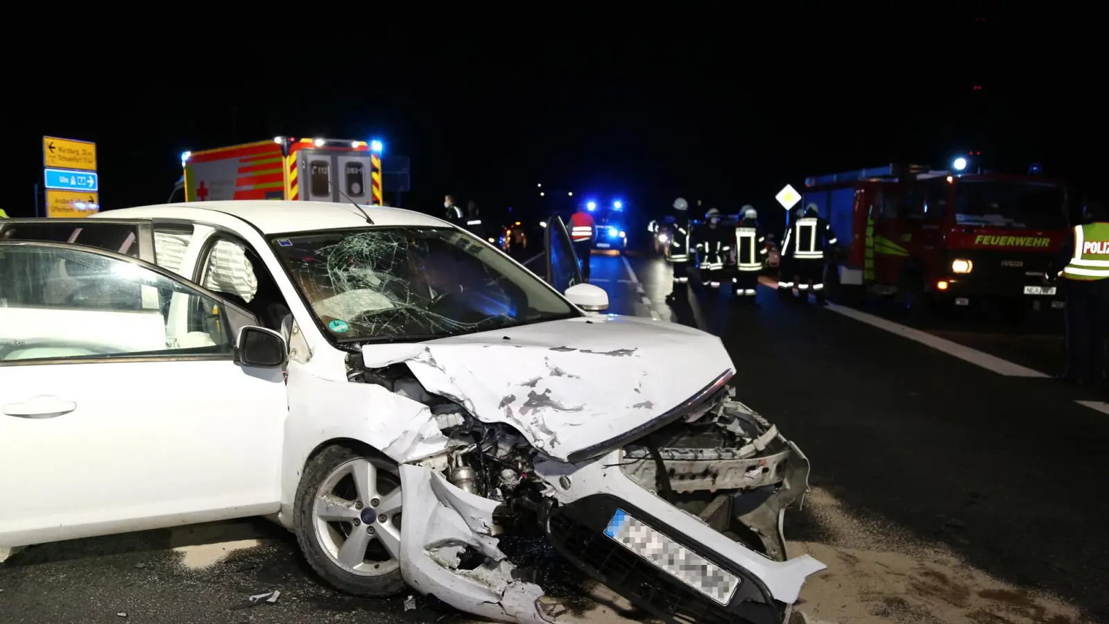Der Fahrer dieses Pkw übersah beim Linksabbiegen auf der B 13 bei Gollhofen einen entgegenkommenden Wagen. Fünf Personen wurden bei dem Aufprall verletzt. (Foto:  Hans W. Herbst )
