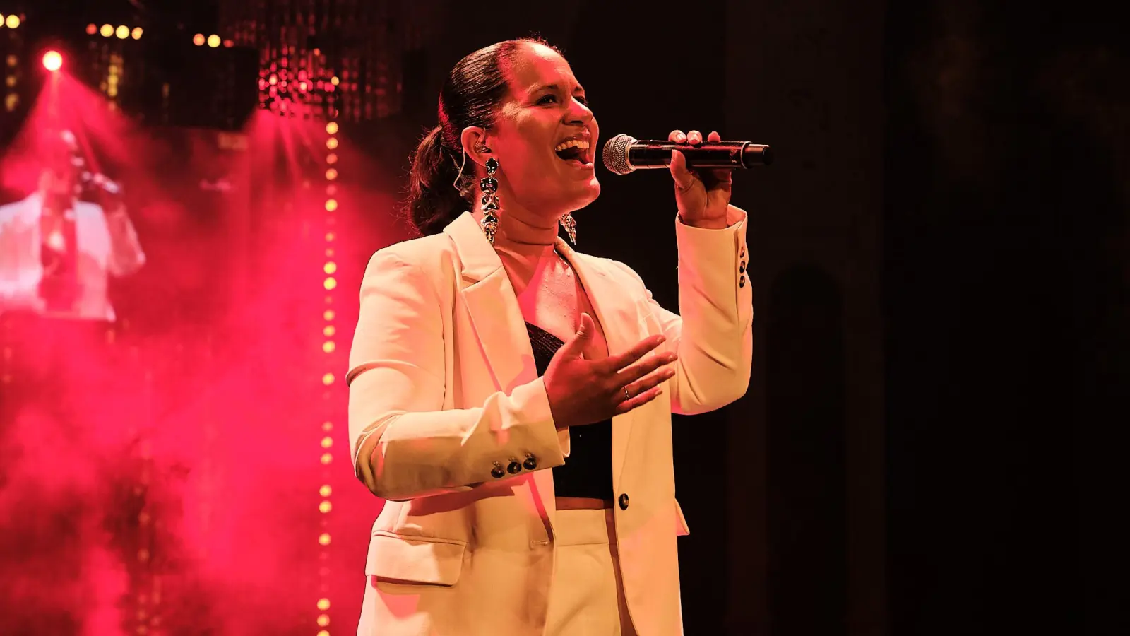 Jenny Tatum verzauberte das Publikum bei der Wedding King Award Gala mit einer emotionalen Interpretation des Songs „You Say“ von Lauren Daigle. (Foto: Capture Life Photo & Film via Wedding King Awards/ Luis Ruesing)