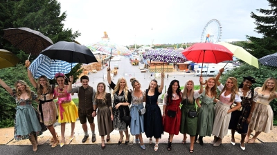 Bald heißt es in München wieder „O'zapft is“ - und Dirndl und die Lederhosen werden rausgeholt. (Foto: Felix Hörhager/dpa)