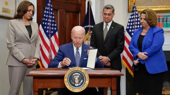 US-Präsident Joe Biden unterzeichnet im Beisein von Vizepräsidentin Kamala Harris und Gesundheitsminister Xavier Becerra das Dekret, das unter anderem der Zugang zu medikamentösen Schwangerschaftsabbrüchen regelt. (Foto: Evan Vucci/AP/dpa)