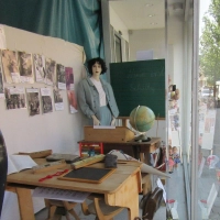 Klaudia Schmidt und Wolfram Schmidt zeigen in einem leerstehenden Schaufenster in der Wilhelmstraße ein nachgestelltes Klassenzimmer. (Foto: Klaudia Schmidt)