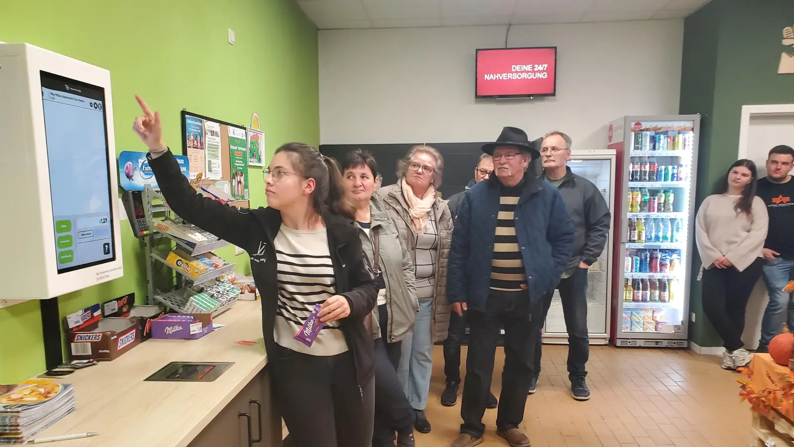 Am Monitor links demonstrierte Anne Winkler die Funktionsweise der Selbstscanner-Kasse. Als Zweite von rechts ist ihre Schwester Annika Winkler zu sehen. (Foto: Ulli Ganter)