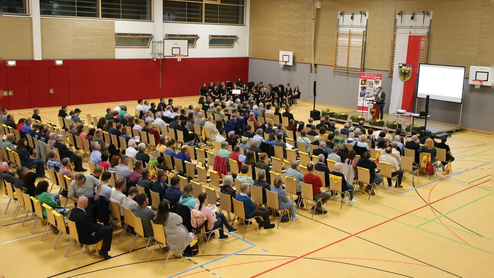 Lob zu hören tut gut: Der Ehrenamtsabend war Ausdruck der Anerkennung und Wertschätzung für Engagierte in einem Freiwilligendienst im Landkreis Ansbach. (Foto: Alexander Biernoth)