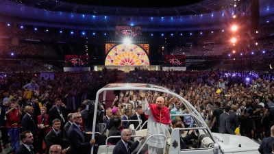 Im Stade de France hat der Papst junge Menschen zu Mitmenschlichkeit und Gerechtigkeit aufgerufen. (Foto: Gregorio Borgia/AP/dpa)