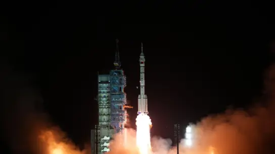 Das bemannte Raumschiff „Shenzhou 15“ auf der Trägerrakete „Langer Marsch 2F“ hebt ab. China verfolgt noch weitere ehrgeizige Ziele im All. (Foto: Li Gang/XinHua/dpa)
