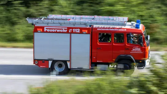 Durch das rasche Eingreifen hat die Lehrberger Feuerwehr Schlimmeres verhindert. (Symbolbild: Jens Büttner/dpa-Zentralbild/dpa)