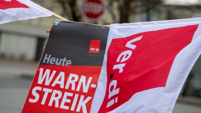 Busse, Straßen- und U-Bahnen bleiben am Freitag und Samstag in vielen bayerischen Städten stehen. (Archivbild) (Foto: Stefan Puchner/dpa)