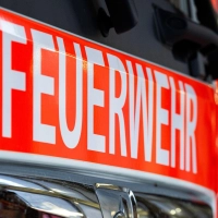 Feuerwehrleute versuchen, die Flammen zu löschen. (Symbolbild) (Foto: Soeren Stache/dpa)