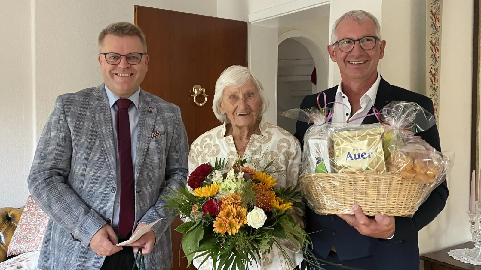 Von den rund 1400 Menschen, die in der Gemeinde Geslau leben, ist Elli Mohr der älteste. Zum 102. Geburtstag gratulierten ihr Bürgermeister Richard Strauß (rechts) und stellvertretender Landrat Stefan Horndasch. (Foto: privat)
