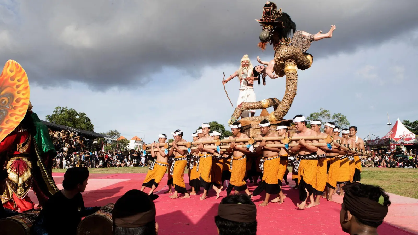 Die kunstvoll gestalteten Skulpturen, Ogoh-Ogoh genannt, stehen für böse Geister – und werden in einem symbolischen Akt der Reinigung verbrannt. (Foto: Firdia Lisnawati/AP/dpa)
