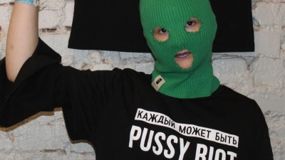 Ein Mitglied der russischen Punkrock-Band Pussy trägt ein T-Shirt mit dem Ausdruck „Everyone can be Pussy Riot”. (Foto: Claudia Thaler/dpa(Archiv)