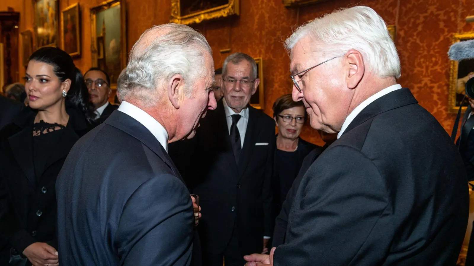 Bundespräsident Frank-Walter Steinmeier (r) im Gespräch mit König Charles III. beim Empfang für die Staatsoberhäupter im Buckingham-Palast. (Foto: Unbekannt/FERGUSBURNETT_COM/AP/dpa)