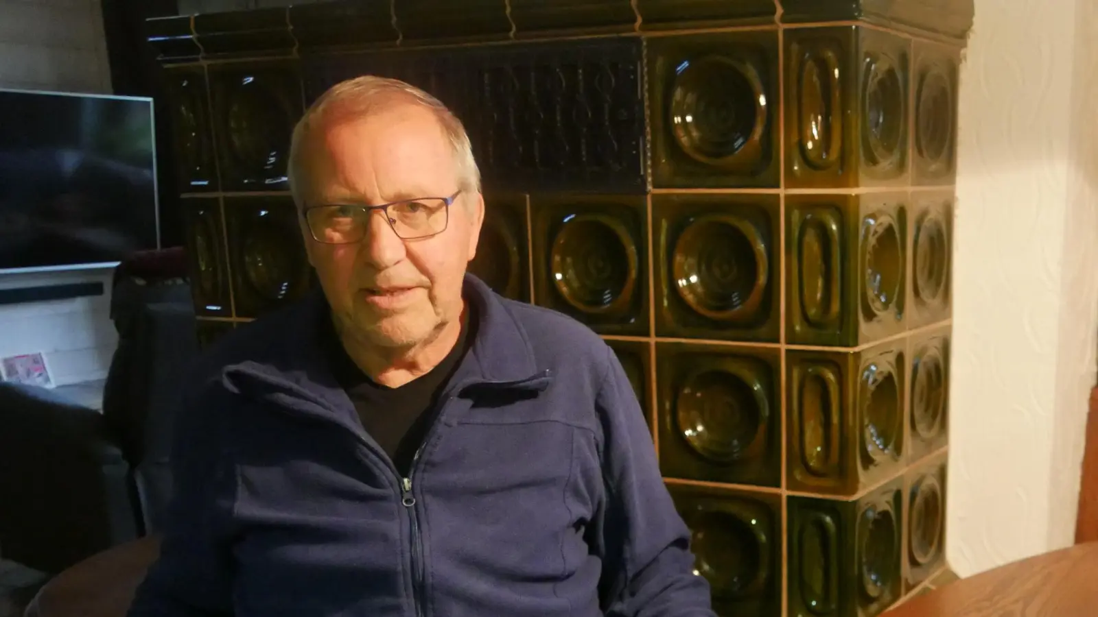 Jürgen Förtsch löste vor 55 Jahren den Alarm beim Banküberfall in Markt Erlbach aus. Er hat noch einige Zeitungsartikel, die an das dramatische Geschehen erinnern. (Foto: Ulli Ganter)