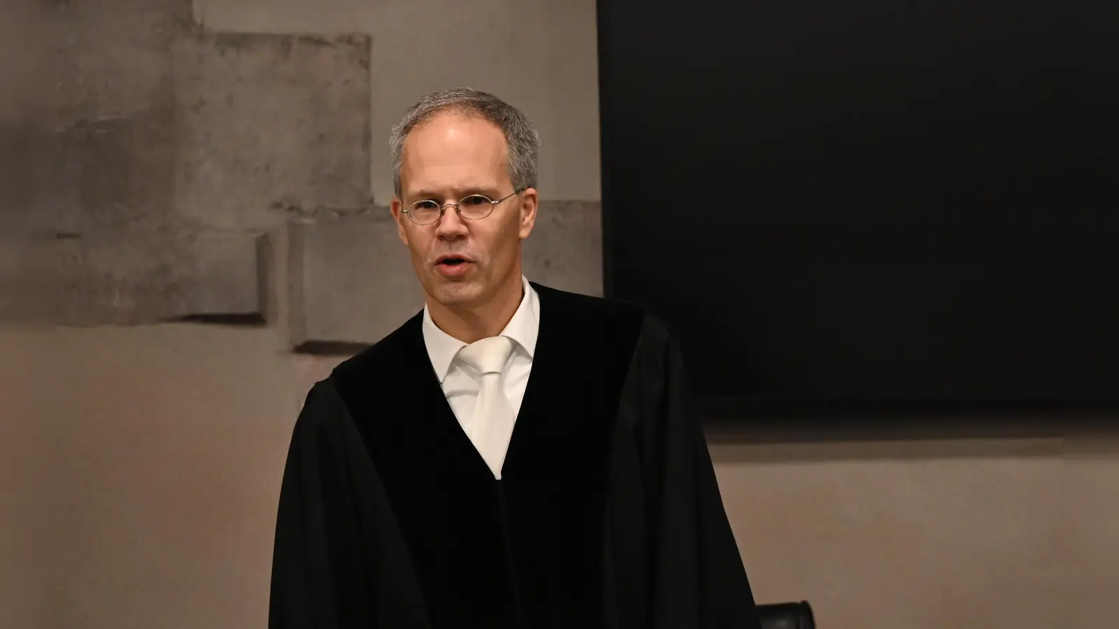 Kein Lebenslang: Matthias Held, Vorsitzender der Großen Strafkammer, begründete eine halbe Stunde lang das Urteil.  (Foto: Manfred Blendinger)