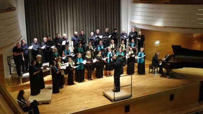 War mit einem Volkslieder-Programm in der Konzertreihe der Ansbacher Theater-Genossenschaft zu Gast: der Amadeus-Chor, den Julian Hauptmann leitet. (Foto: Marion Etienne)