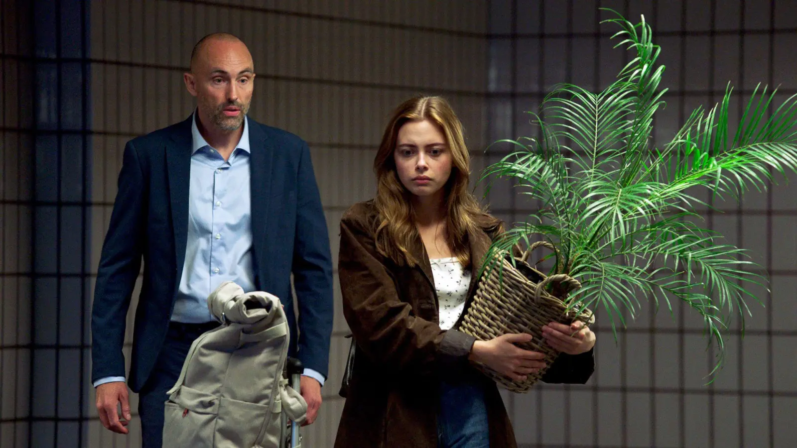 Die Gutmütigkeit der Psychologie-Studentin Ida (Elli Müller Osborne, r) wird von einem Fremden (Aleksander de Senger) in der Osloer U-Bahn schamlos ausgenutzt. (Foto: Viaplay Group/Torjus Thesen/ARD Degeto/dpa)